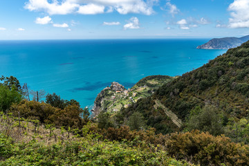 Obraz premium weiter Blick von oben auf Corniglia, Küste und Meer