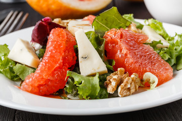 Fresh salad with chicken, tomatoes and mixed greens