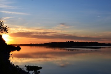 Obraz premium morning sun rising above the Delaware River
