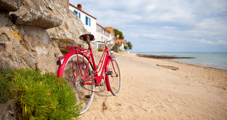 Vieux vélo au bord de la plage à Noirmoutier