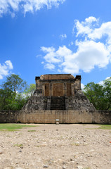 Fototapeta na wymiar the maya ruins of chichen itza