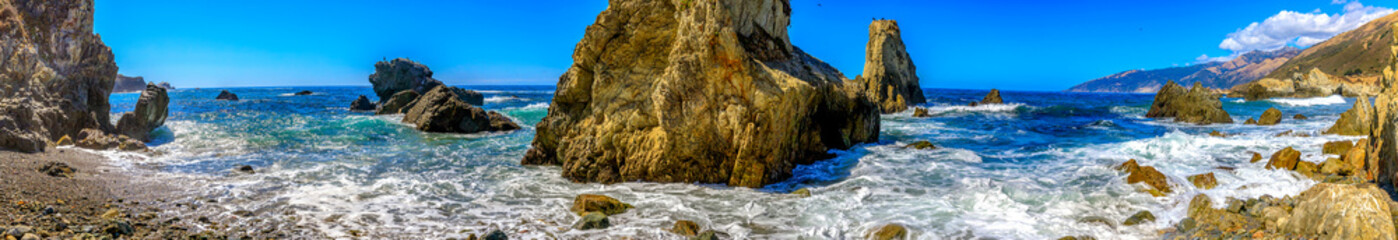 Fototapeta na wymiar Panorama of Ocean and Waves and Rocks