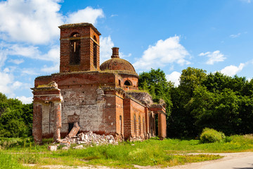Fototapeta premium Collapsing old brick church in the Ryazan region (Russia)