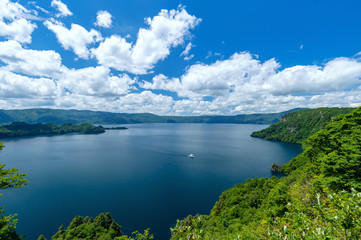 【青森県十和田湖】春の十和田湖：瞰湖台から眺める十和田湖は深呼吸したくなる開放的な大パノラマ