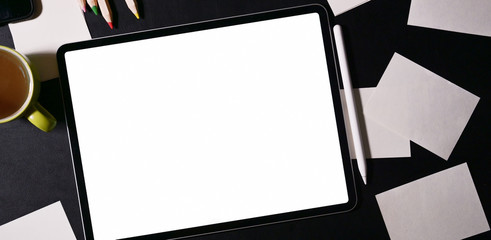 Mock up Blank screen tablet on dark table