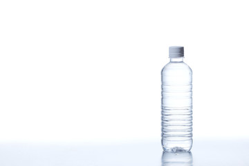 ペットボトル　水　ミネラルウォーター