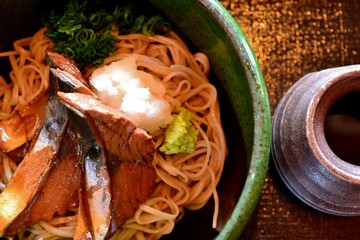 味付けをした鯖をのせた日本産のそば粉を使用した冷たい蕎麦料理です。