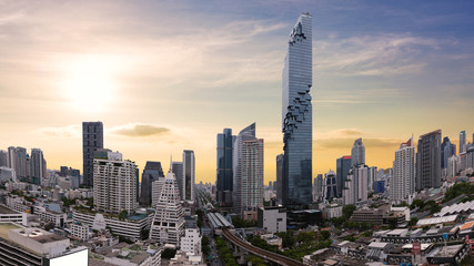 Obraz premium City scape of MahaNakhon building, skyscraper in the Silom/Sathon central business district of Bangkok as the tallest building in Thailand