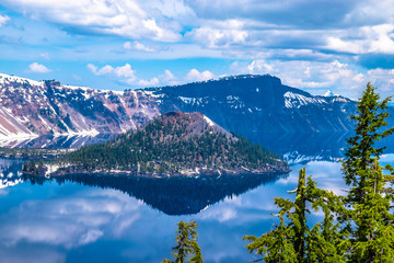 Beautiful Morning Hike Around Crater Lake in Crater National Park in Oregon