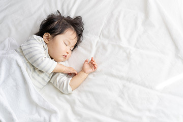 子供　昼寝　睡眠