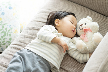 子供　昼寝　睡眠