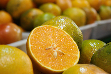 laranja aberta em destaque na feira