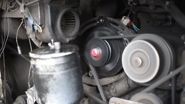 The engine of the car, in a running car, the movement of the belt pulley compressorThe engine of the bus. The work of the car engine, the movement of the belt pulley compressor, generator, crankshaft.