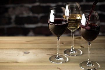 赤ワインと白ワイン コピースペース