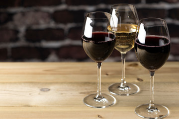 赤ワインと白ワイン コピースペース