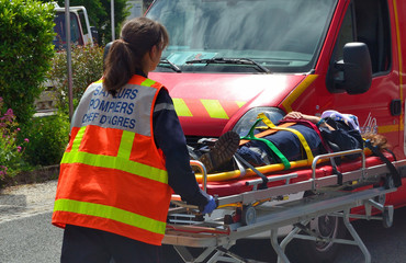 Victime prise en charge par un pompier © graphlight