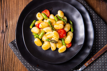 crispy gnocchi with roasted asparagus and tomatoes
