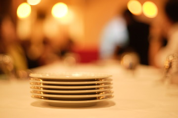 宴会場のグラス食器と会場の様子