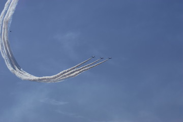自衛隊の航空祭の航空ショーの様子