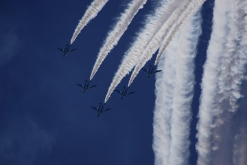 自衛隊の航空祭の航空ショーの様子