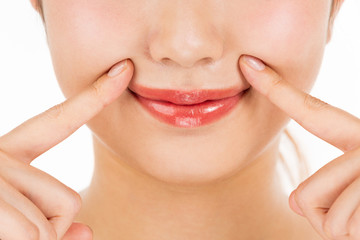 Obraz premium ほうれい線をリフトアップする女性