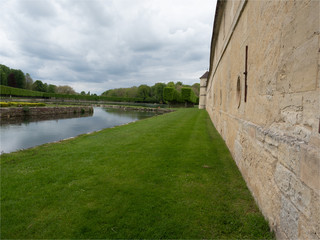 vue du château de Villarceaux dans le Val d'Oise en France