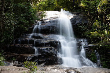 Obraz premium Long exposure of Montha Than waterfall in the jungle of Chiang Mai (Thailand)