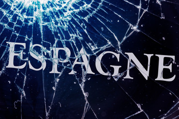The French text "Spain" on the broken glass.