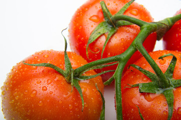 El tomate, rico en vitaminas y antioxidantes, est&aacute; considerado como fruta aunque nace en una mata y es una hortaliza. Su uso en la cocina es m&uacute;ltiple, se pueden hacer ensaladas, zumos, salsas, se pued