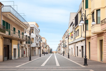 Fototapeta na wymiar Main street in Termoli, Italy