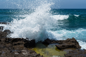 Fototapeta na wymiar Waves crashing on the rocks