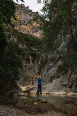 Fototapeta premium Man contemplating the greatness of the forest