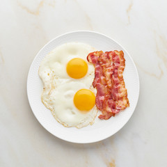 omelet with bacon top view foodmap ketogenic diet