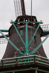 Stary zabytkowy wiatrak w Holandii w Zaanse Schans w Holandii