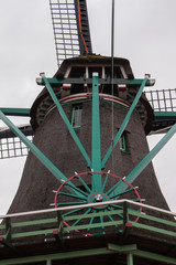 Stary zabytkowy wiatrak w Holandii w Zaanse Schans w Holandii © Antoni