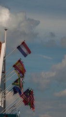 Flagi różnych krajów na jednym z domów w Holandii