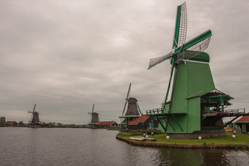 Stare zabytkowe wiatraki w Holandii w skansenie Zaanse Schans