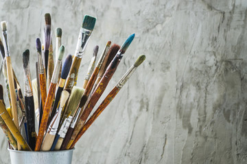 Obraz premium Dirty brushes in metallic can