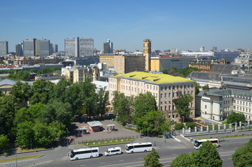 Obraz premium Summer view of Volkhonka street from the observation deck of the Cathedral of Christ the Savior. Moscow, Russia