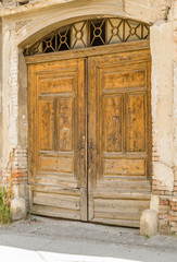 Fototapeta na wymiar Old bulky wooden gate
