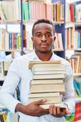 Junger Afrikaner als Student mit Büchern