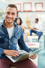 Junger Start-Up Mann mit Laptop Computer