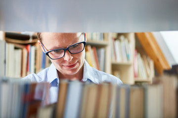 Frau als Buchhändler oder Bibliothekarin