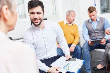 Obraz premium Ludzie biznesu rozmawiają na spotkaniu