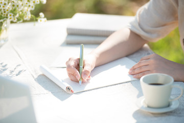 手紙を書く女性の手元