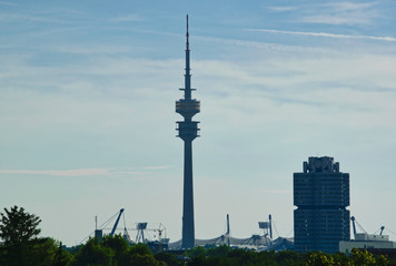 Fototapeta premium Munich Schwabing, widok ponad dachami w kierunku wieży telewizyjnej i wieżowca BMW