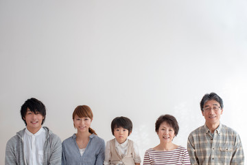 微笑む3世代家族