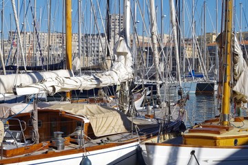 Obraz premium Details of beautiful wooden sailboats moored along the docks while waiting for the next adventure.