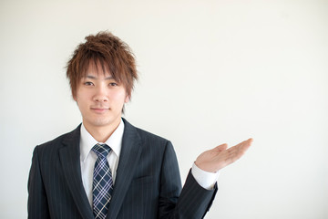 手をかざすビジネスマン