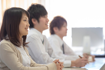 研修に参加するビジネスマン